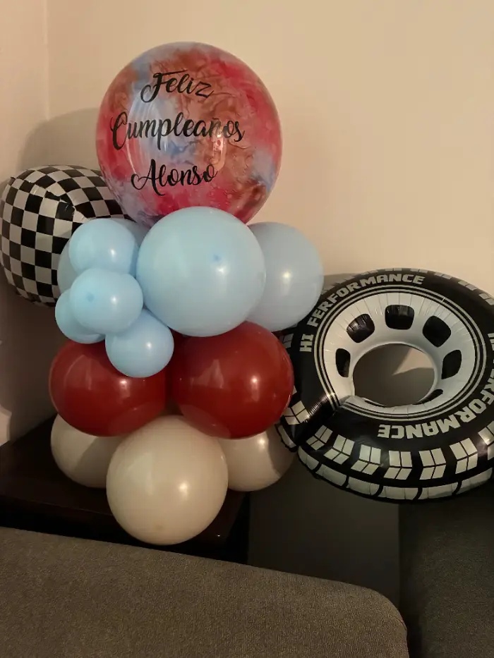 Decoración temática Cars con arco de globos