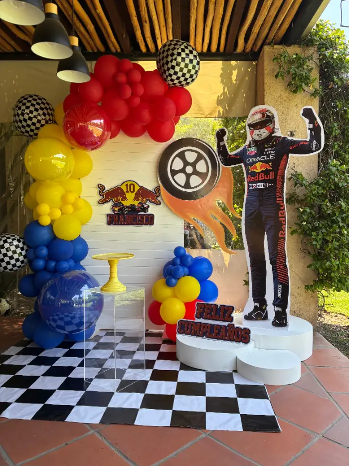 Decoración temática Fórmula 1 Red Bull con globos rojos y azules