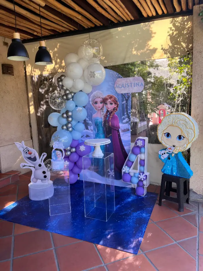 Cumpleaños temática Frozen con arco de globos celeste y blanco